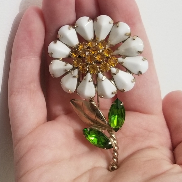 Vtg unsigned milk glass & rhinestone daisy brooch, should be Weiss - Picture 7 of 13